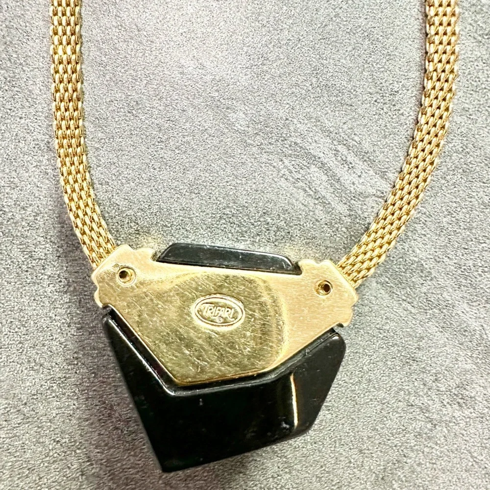 Vintage Crown Trifari Gold Tone Mesh With A Black Acrylic Pendant Necklace - Picture 6 of 7